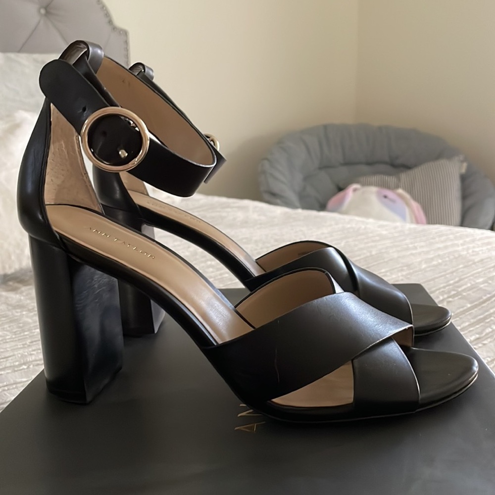 Ann Taylor black liya leather block heel sandal
